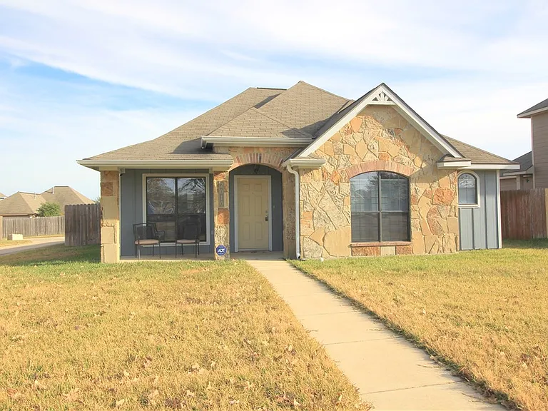 2010 Turning Leaf Dr — Photo 1