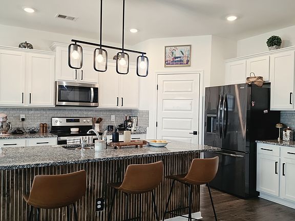 4th image of 219 Barnyard Way