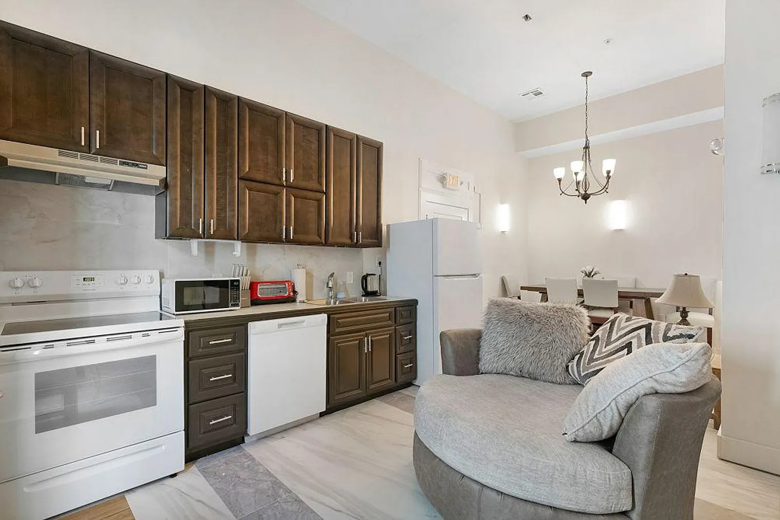 2 bed, 1.0 bath, 592 sqft, $2,440 — Photo 4