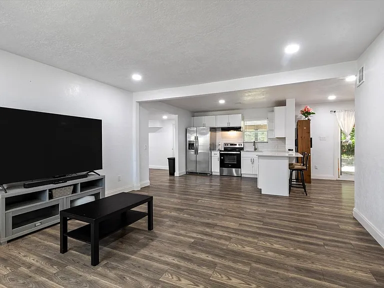 122 NE Angus St — Photo 5
