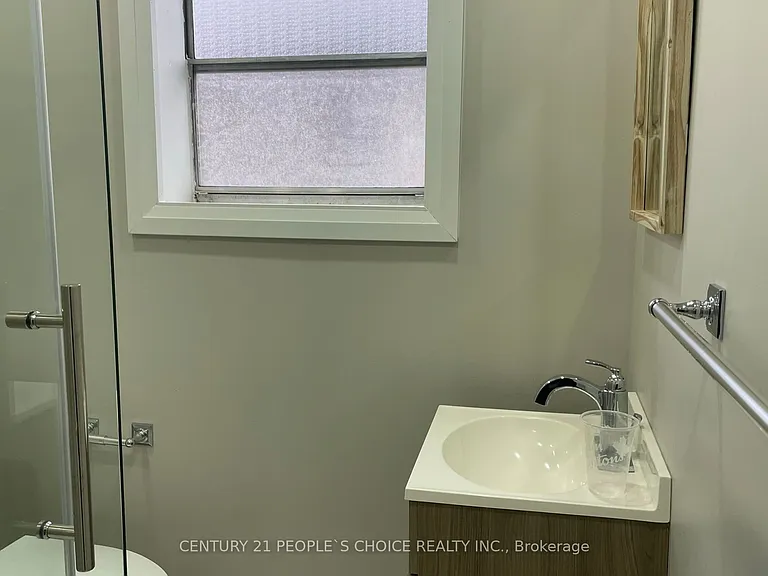 136 Edgemont St N — Photo 32
