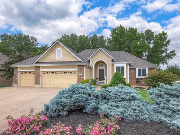 510 Oak Dr, Raymore, MO 64083