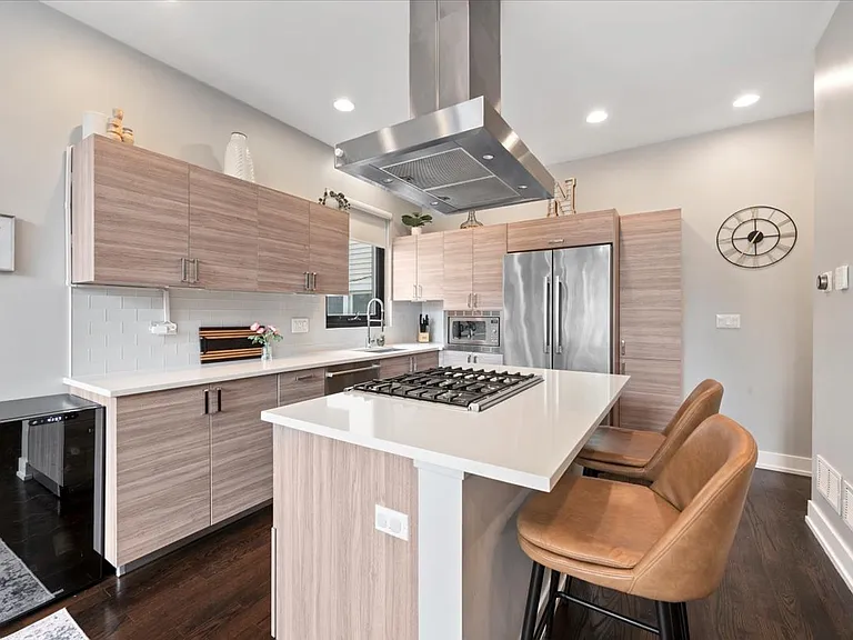 1349 N Leavitt St #1B — Photo 7