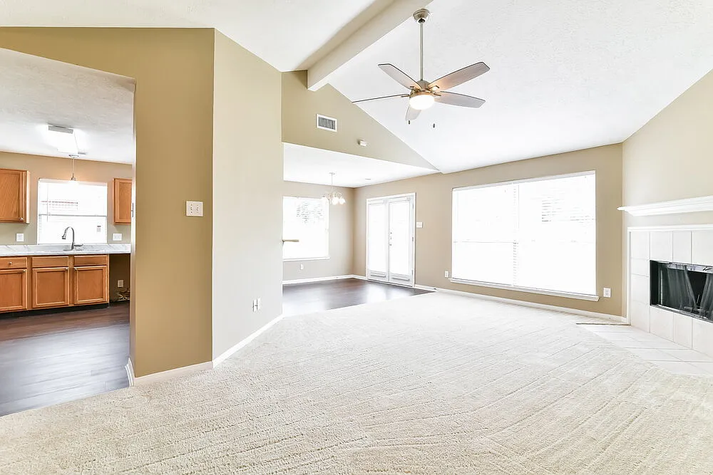 3 bed, 2.0 bath, 1637 sqft, $2,060 — Photo 4