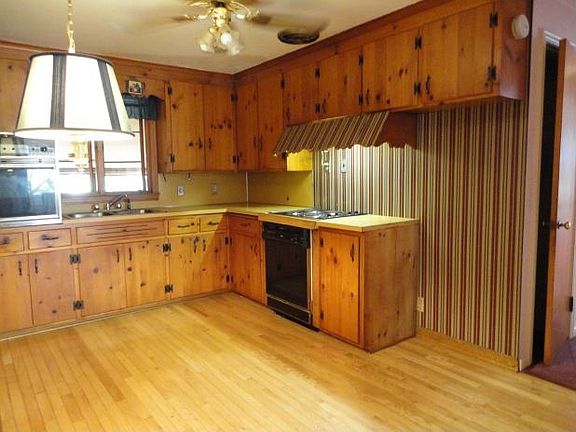 3rd image of 126 Huntington Ct