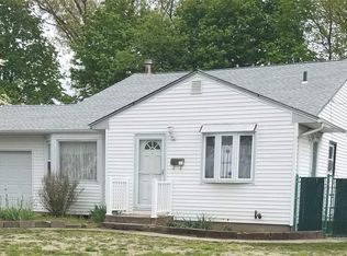 13 Drake Ln, Kings Park, NY 11754