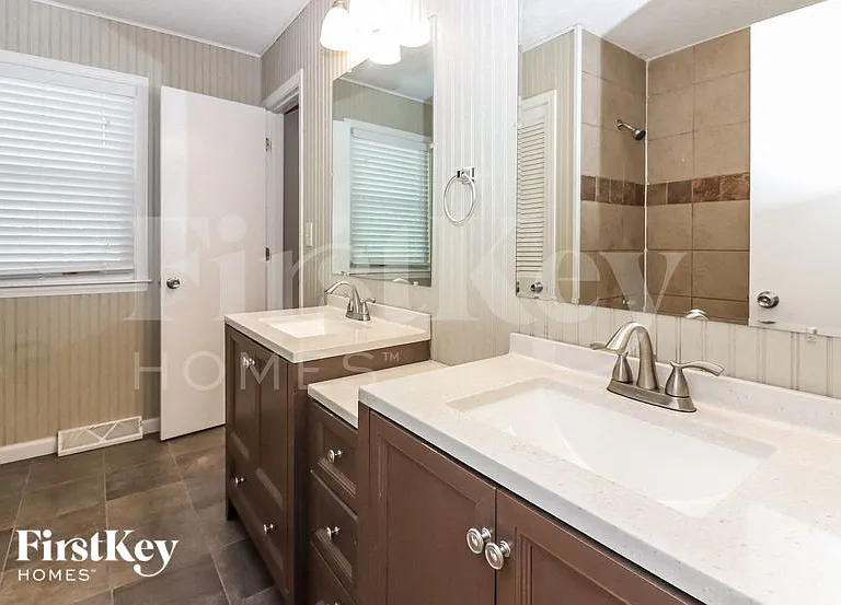 518 S Adams St — Photo 11