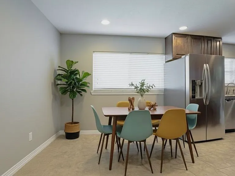 832 Greenhaven Dr — Photo 3