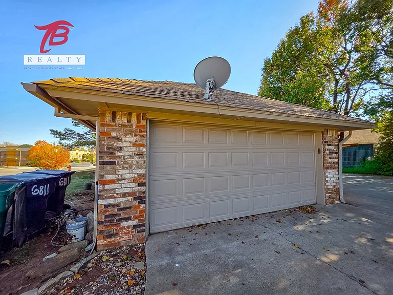 6811 Lyrewood Ln — Photo 2
