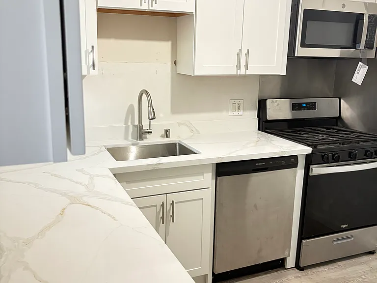 545 Rollins Rd — Photo 4