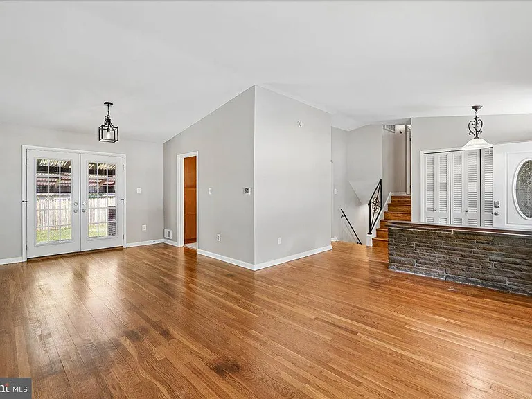1103 Playford Ln — Photo 3