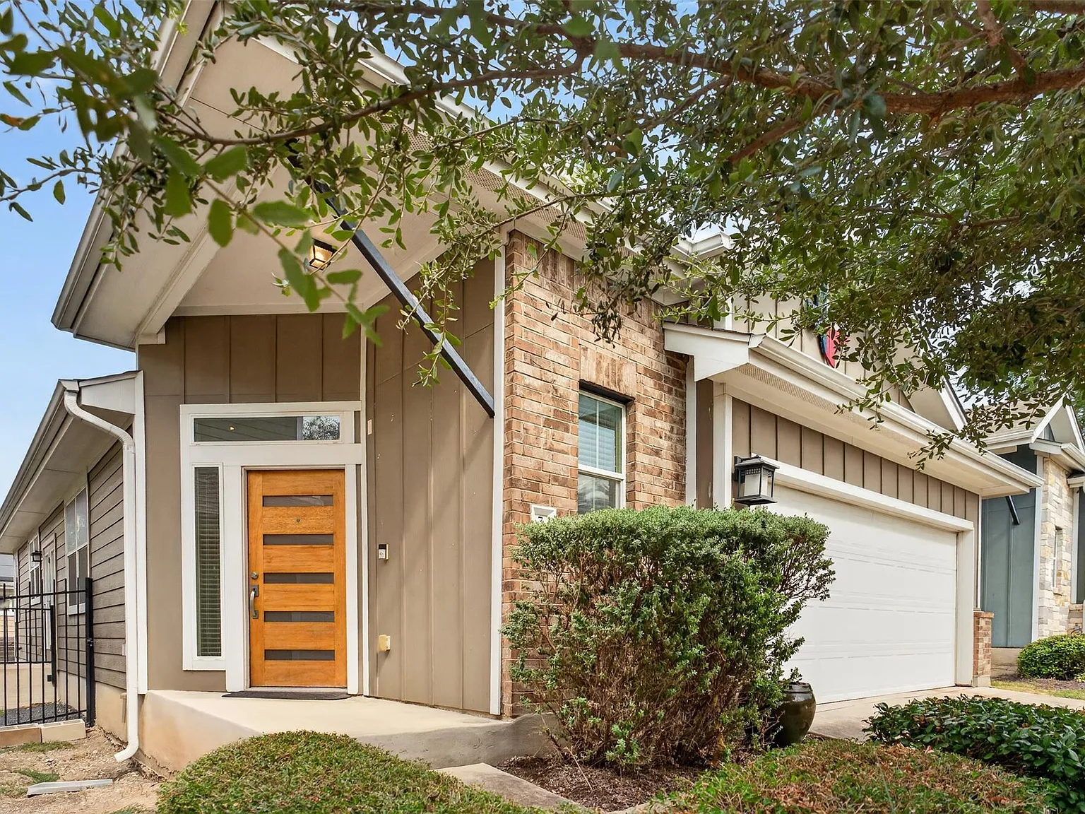 3 bed, 2.0 bath, 1272 sqft, $2,200 — Photo 2
