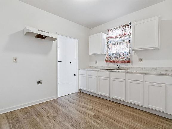 4th image of 2416-18 Annette St