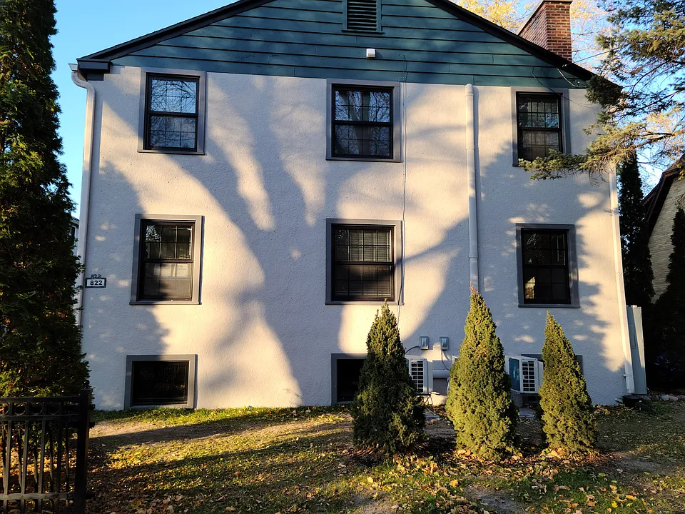 822 W Lakeside St