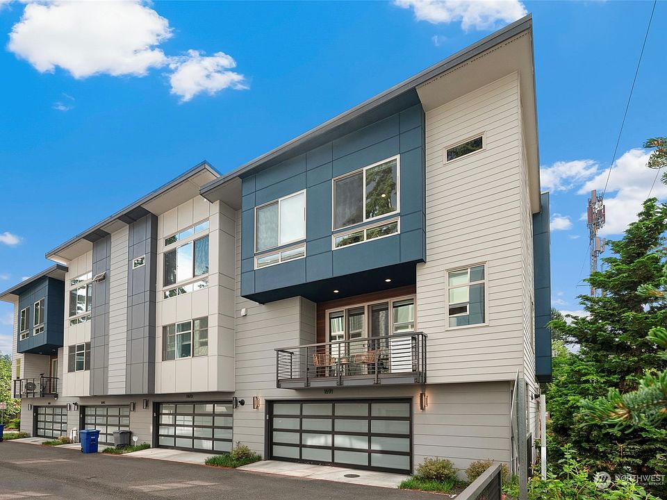 Gorgeous 4 bedrooms 3.5 baths modern townhome with attached 2 car garage.>