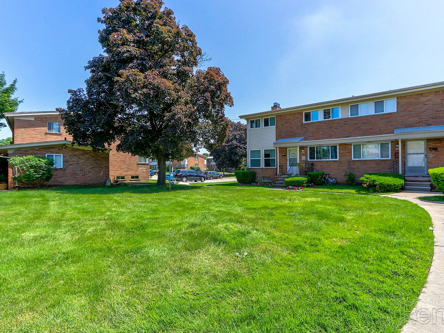 Elmsleigh Apartments — Photo 1
