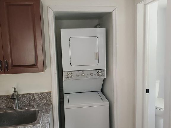 4th image of 506 Hillcrest St #1/2
