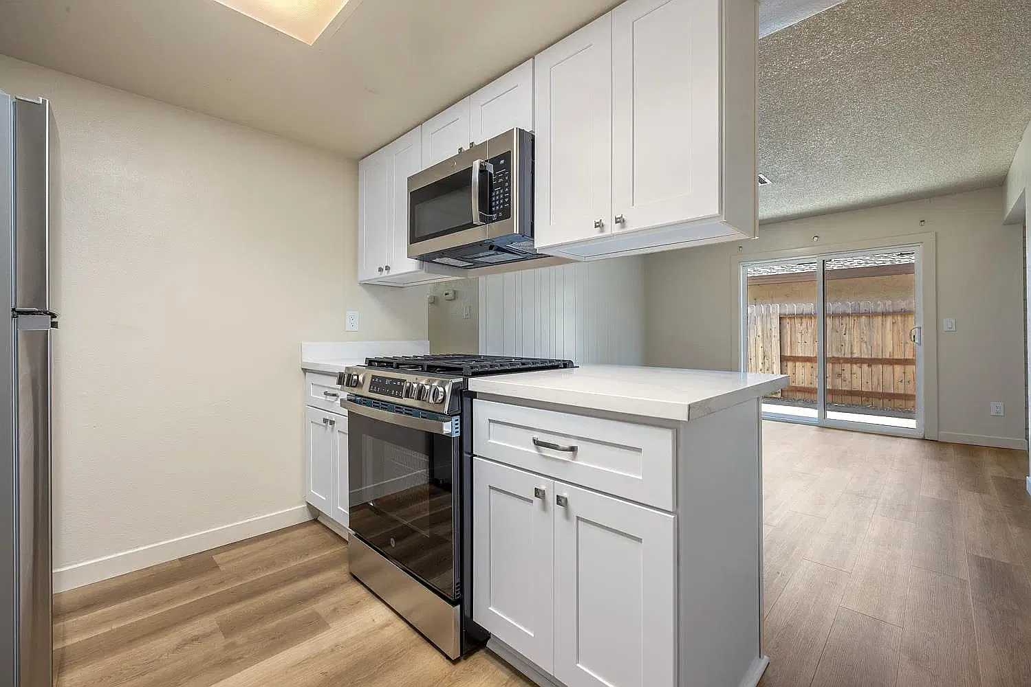 2 bed, 1000 sqft, $2,200 — Photo 4