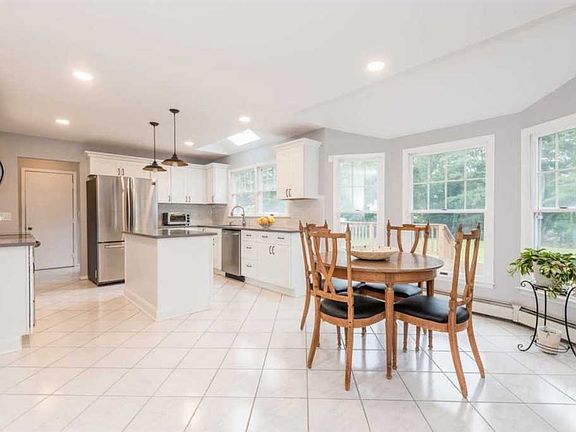 3rd image of 15 Ledgewood Cir