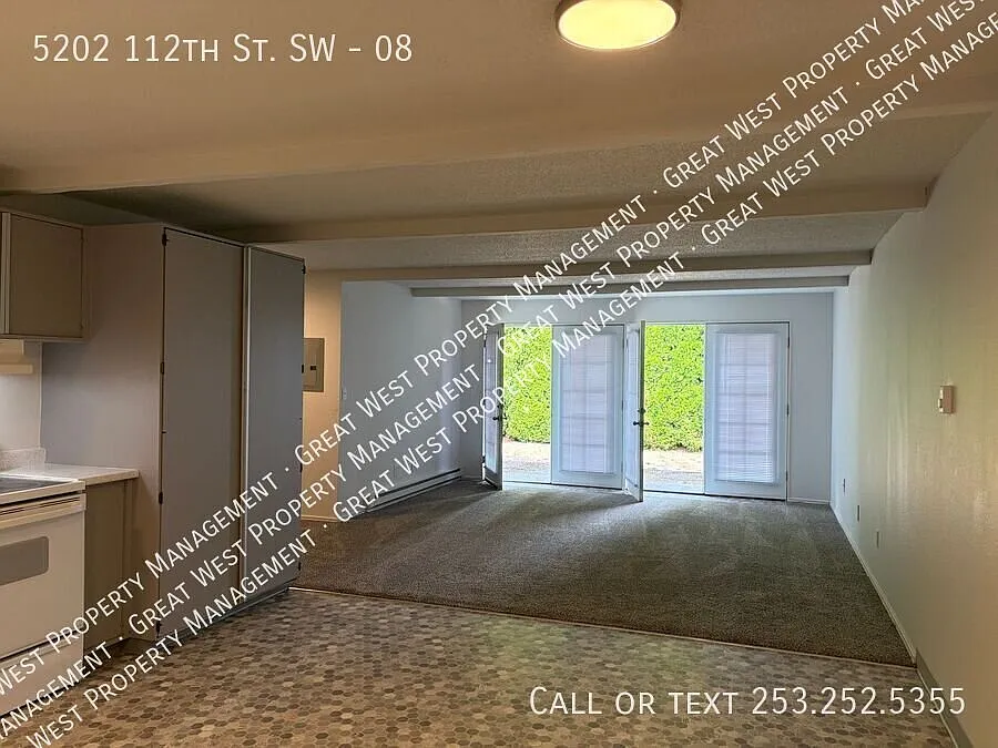 Beautiful Remodeled 3 Bed Apartment w/Private Yard! 1st Month Free! — Photo 4
