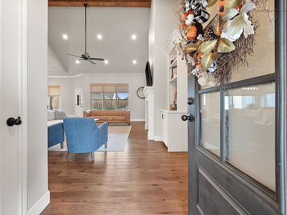3rd image of 1303 Chaucer Ln