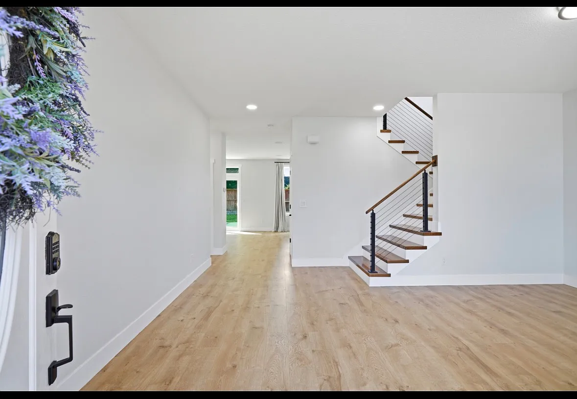 5 bed, 2332 sqft, $3,800 — Photo 3