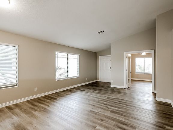 5th image of 1079 E Yuma Ave