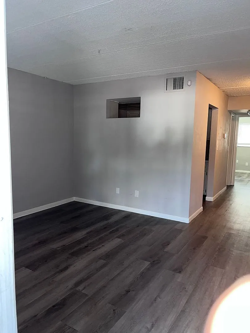 1 bedroom apartment with $1.00 Security Deposit with Approved Credit. — Photo 2