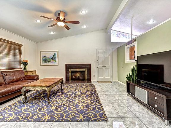 4th image of 9582 Cerritos Ave
