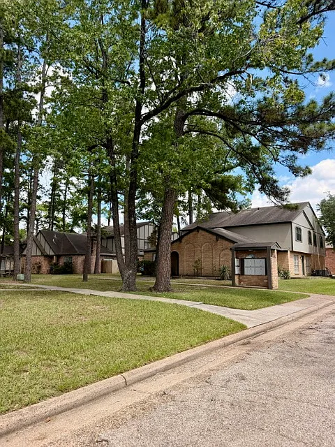 Pinewood Townhomes — Photo 1