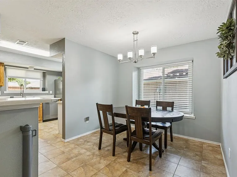 913 Seabrook Dr — Photo 5
