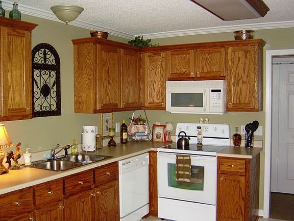 Expertly designed oak kitchen with appliances