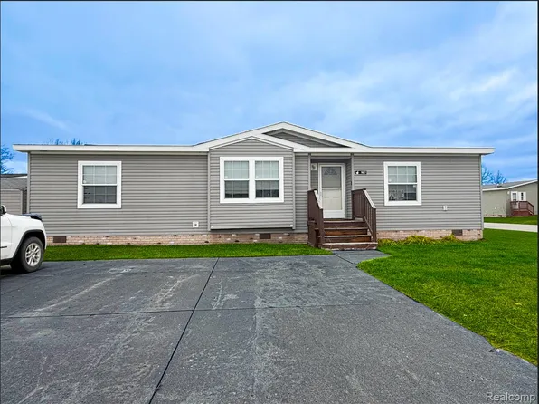9817 Bellcrest Blvd, Fenton, MI 48430