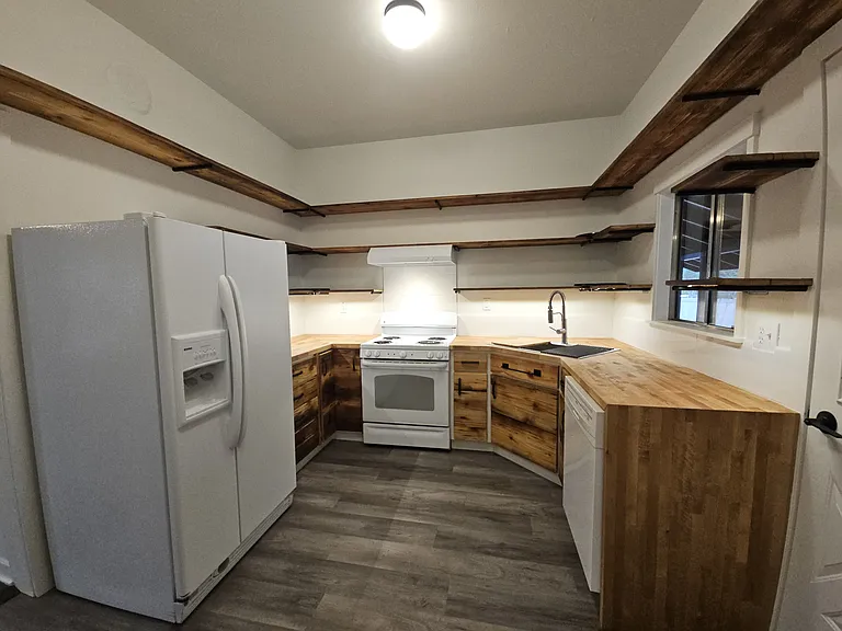 1217 Commercial St — Photo 4
