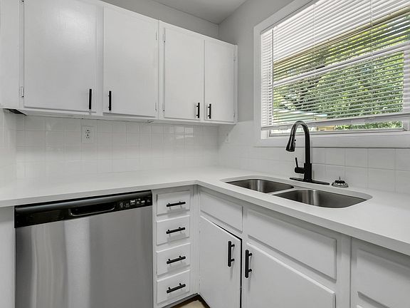 5th image of 2116 Cambridge Dr