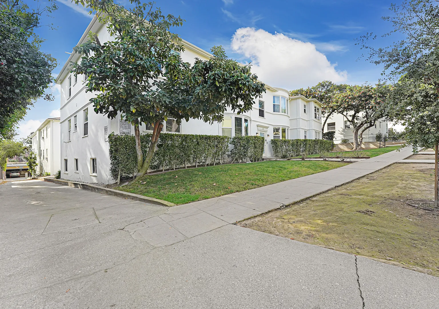 Spacious 1-Bedroom 1-Bath Residence in the Heart of Los Feliz — Photo 4