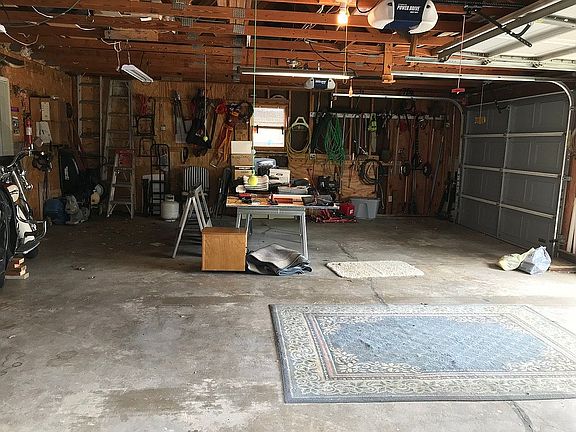 Oversized 2 car garage