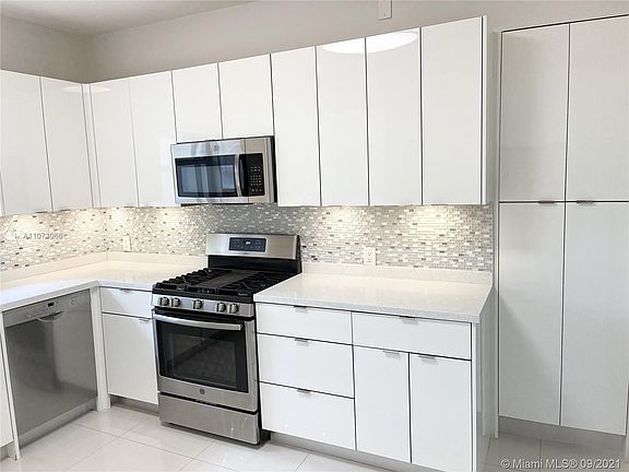 3rd image of 4555 N Jefferson Ave