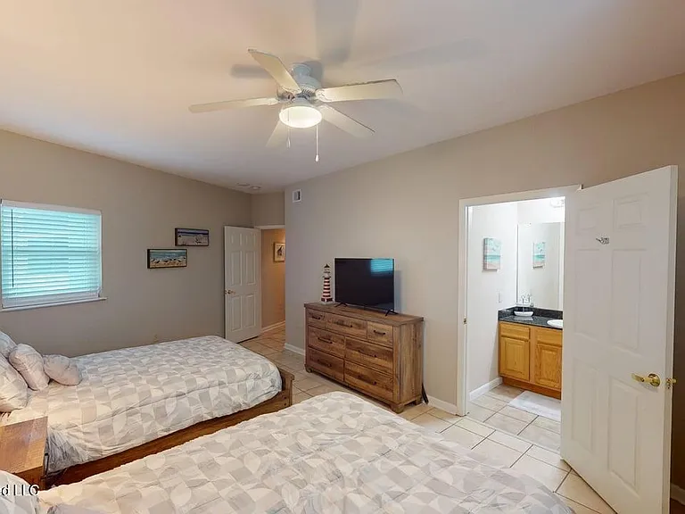 2230 Beach Dr #301 — Photo 15