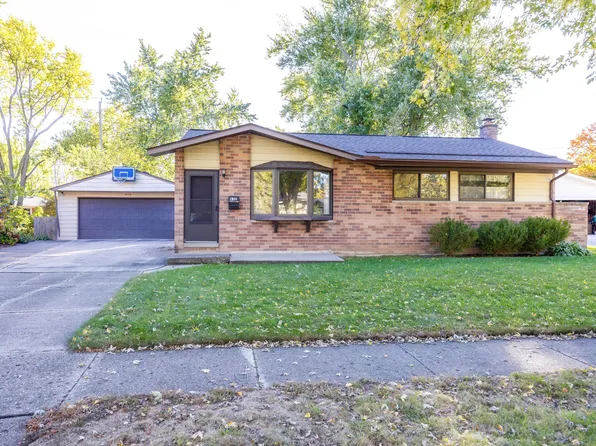 630 Canterbury Dr, Saline, MI 48176