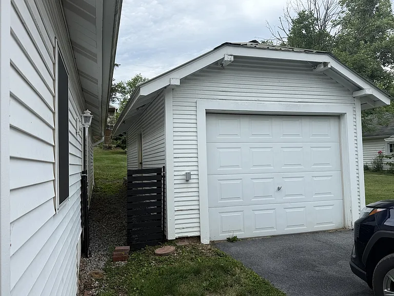 517 E Linn St — Photo 5