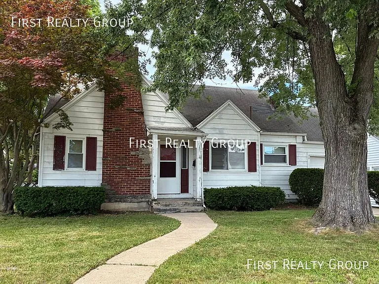 207 Ashwood Ave — Photo 1