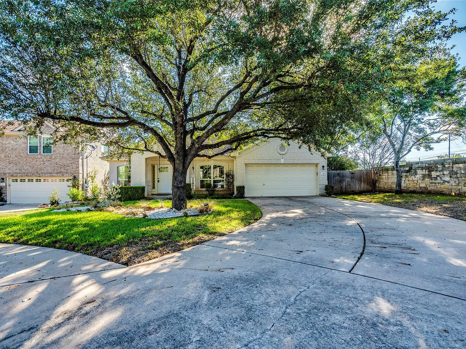 4 bed, 2.0 bath, 2377 sqft, $4,000 — Photo 3