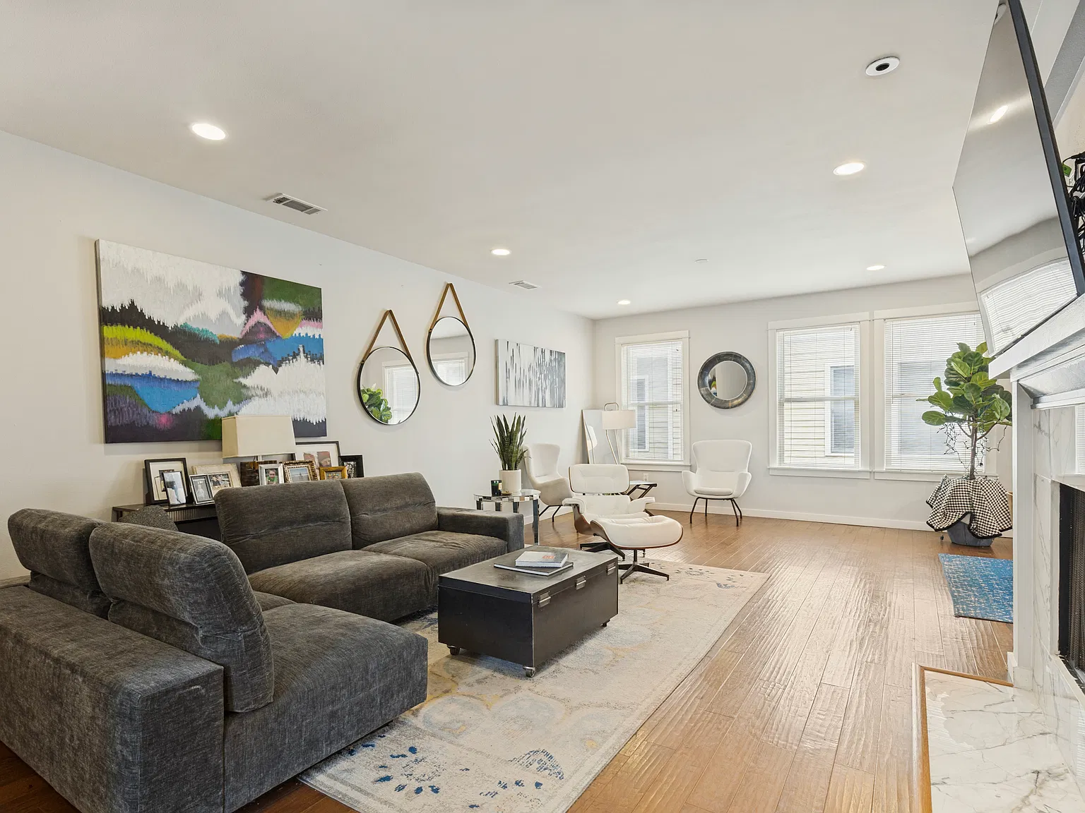 3 bed, 2949 sqft, $4,700 — Photo 3