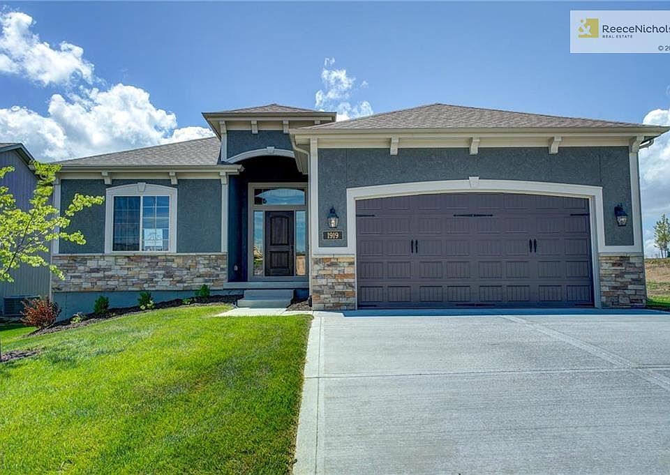 The Fiarview by Award-Winning Summit Homes. 2 bedroom, 2 bathroom, 2 car garage maintenance provided villa.