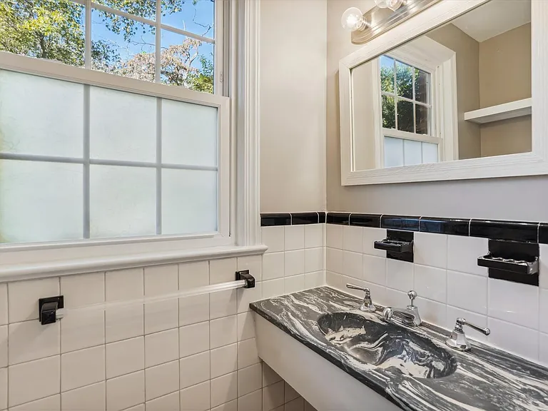 5212 Augusta St — Photo 8