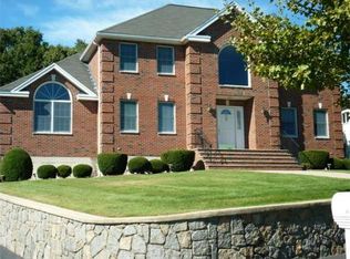 26 Heritage Ln, Saugus, MA 01906