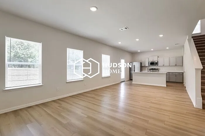 4 bed, 3.0 bath, 1828 sqft, $2,025 — Photo 2