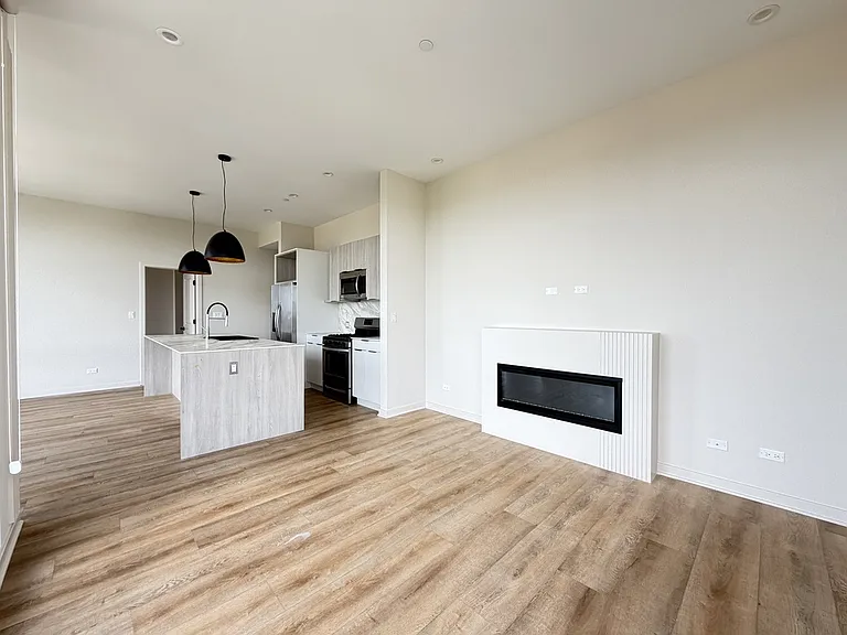 3207 N Narragansett Ave #504 — Photo 10