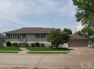 428 28th St SW, Mason City, IA 50401